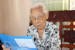 Đồng chí Lê Thị Văn (phường Linh Chiểu, quận Thủ Đức) ủng hộ toàn bộ 15 triệu đồng khi nhận Huy hiệu 70 năm tuổi Đảng. Ảnh: NGỌC TIẾN