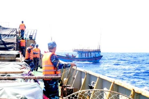 Vùng 2 Hải quân cứu 4 ngư dân bị tai nạn lao động trên biển