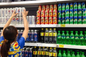Người tiêu dùng chọn mua nước giải khát tại hệ thống siêu thị Co.opmart