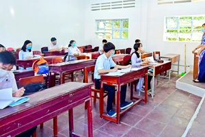 Học sinh THPT tỉnh Cà Mau đi học lại từ ngày 20-4, tuân thủ các quy định về khoảng cách trong lớp học. Ảnh: TRẦN HIẾU