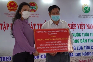 Bà Trương Huệ Vân, chủ tịch Tập đoàn Phát triển Nông nghiệp Việt Nam, trao tài trợ cho Hội Nông dân tỉnh Bến Tre