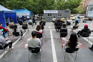 Người dân xếp hàng chờ xét nghiệm Covid-19 tại Seoul, Hàn Quốc ngày 12-5-2020. Ảnh: Yonhap/TTXVN