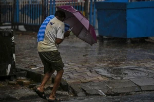 Siêu bão Amphan tràn vào Ấn Độ và Bangladesh