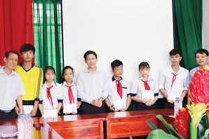 Công ty TNHH MTV Xổ số kiến thiết tỉnh Đồng Tháp trao học bổng cho học sinh có hoàn cảnh khó khăn huyện Tam Nông