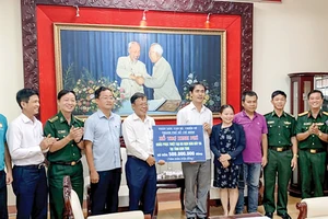 Đoàn công tác TPHCM trao bảng tượng trưng tặng số tiền 500 triệu đồng hỗ trợ tỉnh Kon Tum