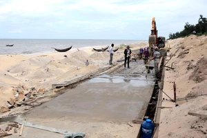 Công nhân hối hả thi công tuyến kè chống sạt lở bờ biển Thừa Thiên - Huế. Ảnh: VĂN THẮNG