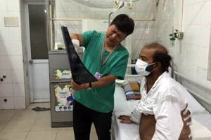 Bệnh nhân quốc tịch Sri Lanka trong quá trình điều trị tại Bệnh viện Hữu nghị Việt Đức. Ảnh: PV/Vietnam+