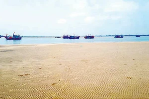 Cát bồi lắng tại khu vực cảng cá Cửa Sót, tỉnh Hà Tĩnh. Ảnh: DƯƠNG QUANG