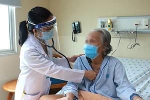 Bác sĩ Bệnh viện Đại học Y Dược TPHCM thăm khám cho bệnh nhân cao tuổi