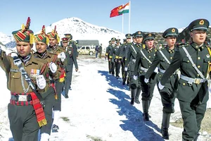 Quân đội Trung Quốc và Ấn Độ tại khu vực biên giới hai nước
