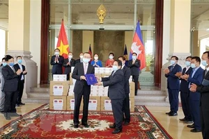 Ngài Leng Peng Long, Tổng Thư ký Quốc hội Vương quốc Campuchia trao thư cảm ơn của Chủ tịch Quốc hội Campuchia gửi Chủ tịch Quốc hội Việt Nam tại buổi trao quà phòng chống dịch Covid-19 của Việt Nam. Ảnh: Vũ Hùng/TTXVN