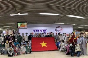 Công dân Việt Nam tại Bangladesh chuẩn bị làm thủ tục lên máy bay về nước. Ảnh: TTXVN