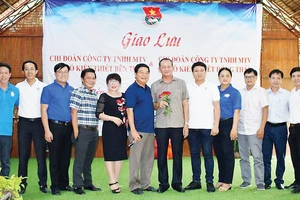 Ông Lưu Hoàng Tân - Chủ tịch HĐTV kiêm Giám đốc Công ty TNHH MTV XSKT Đồng Tháp (người cầm hoa) cùng đi và giao lưu với đoàn công tác