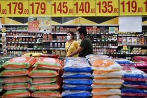 Gạo được bày bán tại một siêu thị ở Bangkok, Thái Lan. Ảnh: TTXVN