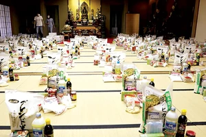 Các tình nguyện viên chuẩn bị nhu yếu phẩm cho người đến tá túc ở chùa Nisshinkutsu. Ảnh: Reuters