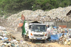 Rác thải chất thành núi tại khu vực Bãi Nhát, huyện Côn Đảo
