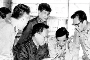 Đồng chí Lê Khả Phiêu (đứng giữa) cùng dự họp, thông qua quyết tâm tiến công căn cứ Cácđamôn (mùa khô 1984-1985). Ảnh tư liệu