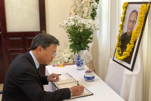 Giám đốc Sở Ngoại vụ TPHCM Lê Quang Long viếng và ghi sổ tang tại Tổng Lãnh sự quán Ấn Độ. Nguồn: Thanhuytphcm