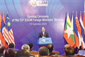 Thủ tướng Nguyễn Xuân Phúc, Chủ tịch ASEAN 2020 phát biểu tại lễ khai mạc AMM 53. Ảnh: VIẾT CHUNG