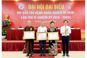 Đồng chí Trần Lưu Quang trao Huân chương Lao động hạng ba cho các tập thể và cá nhân