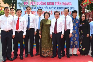 Chủ tịch UBND TPHCM Nguyễn Thành Phong cùng các đồng chí lãnh đạo TP, các đại biểu thực hiện nghi thức đặt tên đường Lê Văn Duyệt. Ảnh: VIỆT DŨNG