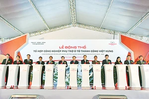Các đại biểu nhấn nút phát tín hiệu bắt đầu lễ động thổ Tổ hợp công nghiệp phụ trợ ô tô Thành Công Việt Hưng