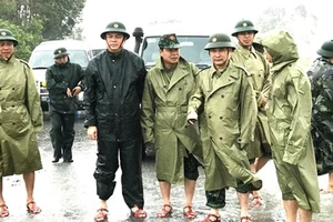 Thiếu tướng Nguyễn Văn Man, Phó Tư lệnh Quân khu 4 (hàng đầu, thứ hai từ phải qua) dẫn đầu đoàn công tác cứu hộ công nhân nhà máy thủy điện Rào Trăng 3, thị sát tình hình mưa lũ và chỉ đạo công tác cứu hộ, giúp đỡ người dân tại huyện Phong Điền, Thừa Thiê