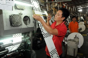 Sản xuất bao bì nhựa tại Công ty Nam Thái Sơn. Ảnh: CAO THĂNG