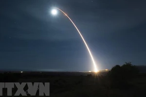 Tên lửa đạn đạo liên lục địa (ICBM) Minuteman 3 không mang đầu đạn được phóng từ bang California nhằm vào một mục tiêu ở Thái Bình Dương trong một cuộc tấn công giả định. Ảnh: AFP/ TTXVN