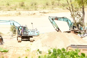 Mỏ cát của Công ty CP Xây dựng công trình Sông Hồng nằm ngay làng du lịch Kon Ktu, TP Kon Tum, tỉnh Kon Tum. Ảnh: HỮU PHÚC