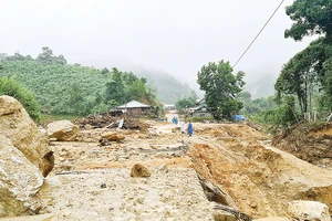 Sạt lở chia cắt trung tâm xã Phước Thành, huyện Phước Sơn, tỉnh Quảng Nam. Ảnh: NGỌC PHÚC
