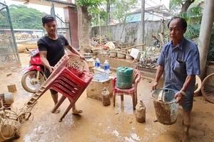 Ông Võ Văn Bình và cháu ngoại Võ Nhật Thanh sau khi đi cứu người về thì tài sản trong nhà bị hư hỏng hết