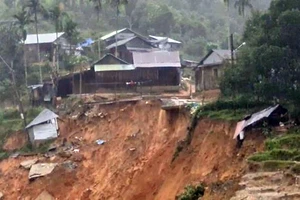 Bão số 11 suy yếu dần, nguy cơ sạt lở đất tại Quảng Nam và Quảng Ngãi