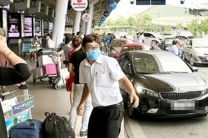 Điều chỉnh giao thông khu vực sân bay Tân Sơn Nhất: Hành khách gặp khó