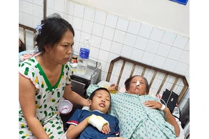 Mẹ, vợ và con anh Nhân cùng điều trị tại Bệnh viện Ung bướu TPHCM