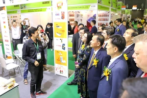 Nhiều đại biểu tham quan gian hàng tại Vietnam Expo năm 2019