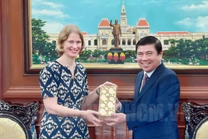 Chủ tịch UBND TPHCM Nguyễn Thành Phong tặng quà lưu niệm cho Đại sứ New Zealand tại Việt Nam Wendy Mattews. Nguồn: Thanhuytphcm