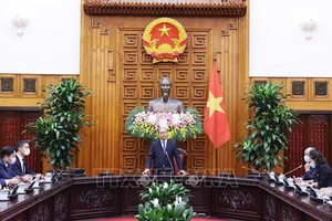 Thủ tướng Nguyễn Xuân Phúc với cựu Phó Thủ tướng CHLB Đức Phillip Rosler và các thành viên trong đoàn. Ảnh: Thống Nhất/TTXVN