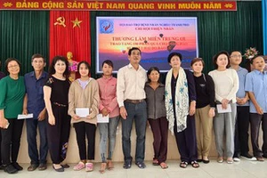 Tặng quà người dân biên giới Việt - Lào bị ảnh hưởng bão lũ