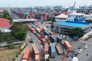 Xe container vào cảng Cát Lái (ảnh chụp ngày 25-11). Ảnh: CAO THĂNG