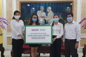 Đại diện Báo SGGP và Công ty TNHH Grab Việt Nam đã trao ủng hộ Quỹ cứu trợ của TPHCM 1 tỷ đồng