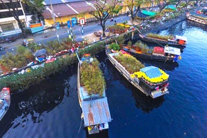 Chợ hoa tết “trên bến dưới thuyền” ở Bến Bình Đông (quận 8) cần được bảo tồn và phát huy giá trị của di sản sông nước. Ảnh: DŨNG PHƯƠNG