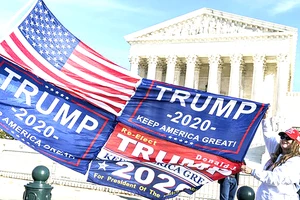 Người ủng hộ Tổng thống Donald Trump trước Tòa án Tối cao Mỹ