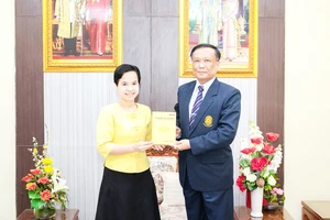 TS Trương Thị Hằng tặng ông Kittisak Samuttharak, Hiệu trưởng Đại học Rajabhat Lampang cuốn sách về Chủ tịch Hồ Chí Minh