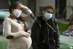 Phụ nữ mang thai đeo khẩu trang phòng lây nhiễm Covid-19. Ảnh minh họa: TTXVN