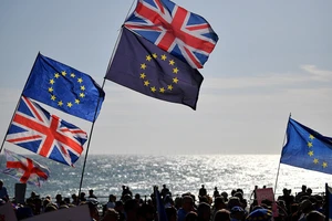 Cờ Liên minh châu Âu và quốc kỳ Anh trong cuộc tuần hành của các nhà hoạt động xã hội ở Brighton, miền Nam Anh. Nguồn: TTXVN