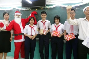 Tổ công tác xã hội Trường THCS Lạc Hồng (quận 10) tặng quà cho học sinh khối 7 dịp lễ Giáng sinh