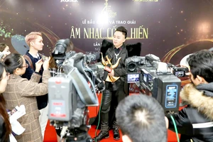 Ca sĩ Tùng Dương nhận 3 giải Cống hiến vì có những sản phẩm chất lượng