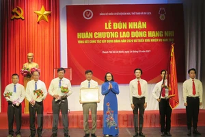 Phó Chủ tịch UBND TP Phan Thị Thắng trao Huân chương Lao động hạng Nhì cho tập thể Đảng ủy khối cơ sở Bộ VH-TT-DL. Nguồn: Thanhuytphcm