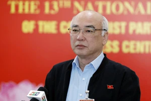 Đồng chí Phan Nguyễn Như Khuê trao đổi với báo chí. Ảnh: VIẾT CHUNG
